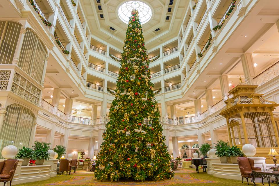 Putting up the Christmas Tree….. Disney’s Grand Floridian Style!