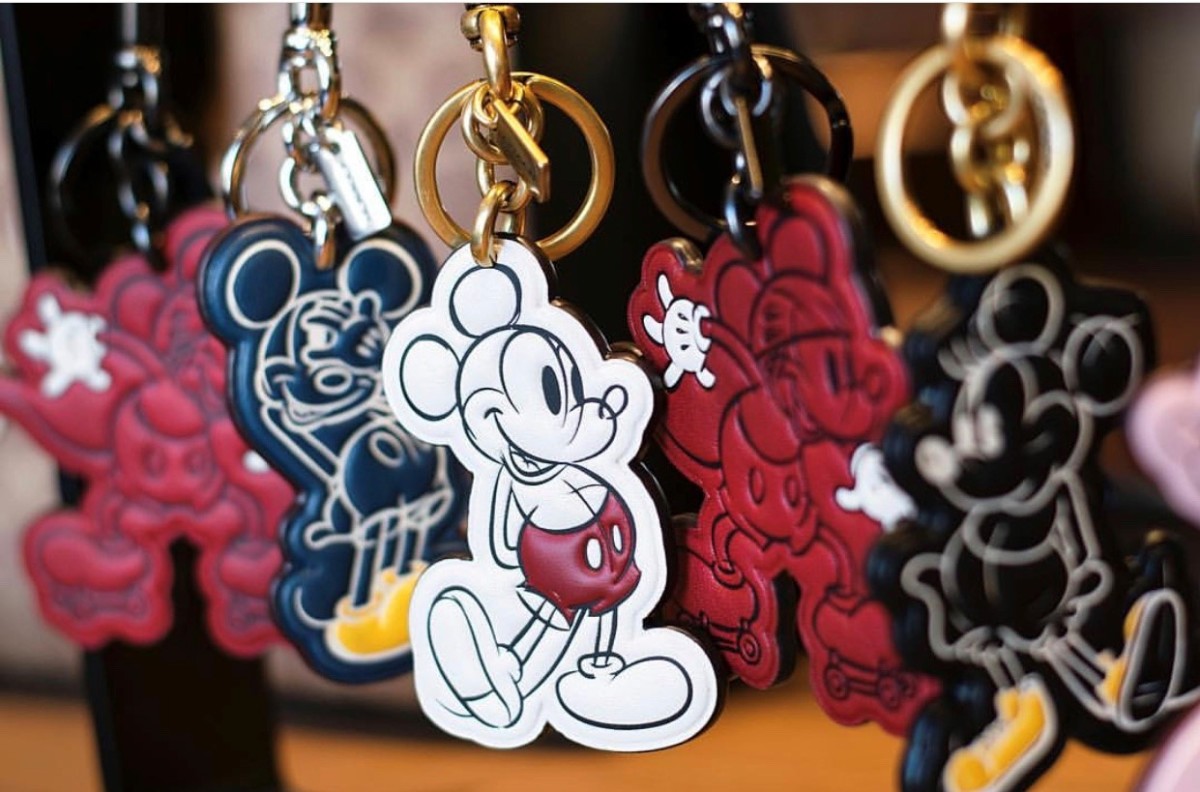 Ручка микки маус. Coach Mickey Mouse. Columbia Mickey Mouse collection. Disney x coach Rogue 25 with Mickey Mouse.