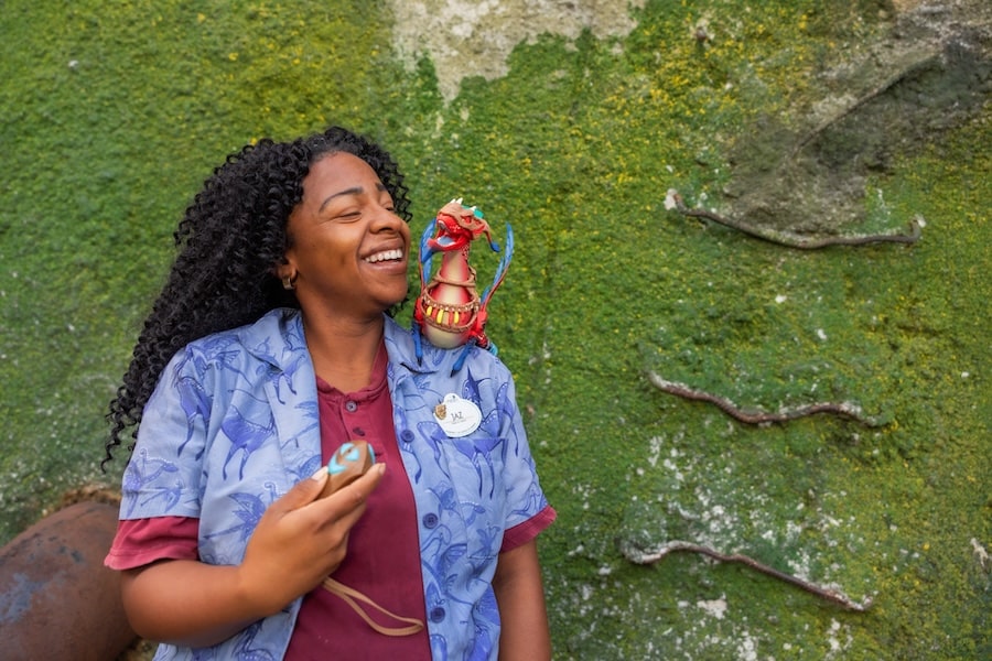 Cast member with interactive shoulder banshee at Pandora — The World of Avatar