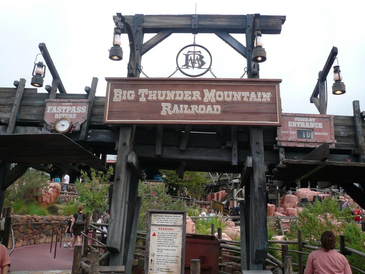 Big_Thunder_Mountain_Entrance_Sign_at_Magic_Kingdom