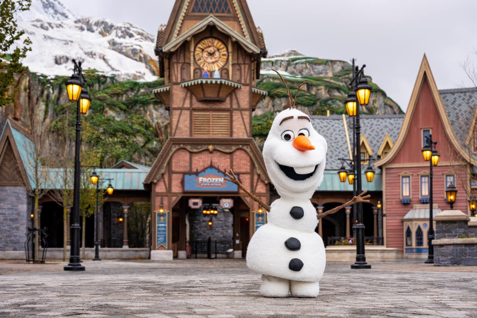 Meet the New Next generation Olaf Robotic Character from Disney Imagineering