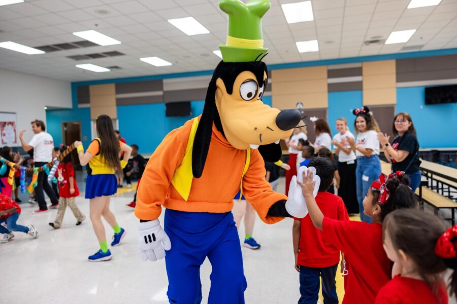 GoofyHighFive2048x1366 | The Main Street Mouse Goofy high five 2048x1366