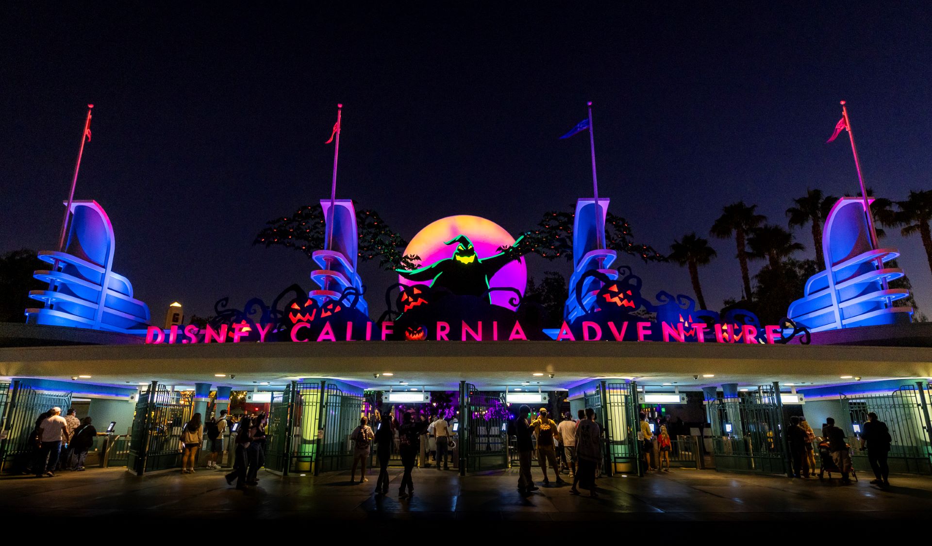 HalloweenDecoratDisneyCaliforniaAdventurePark | The Main Street Mouse Halloween decor at disney california adventure park