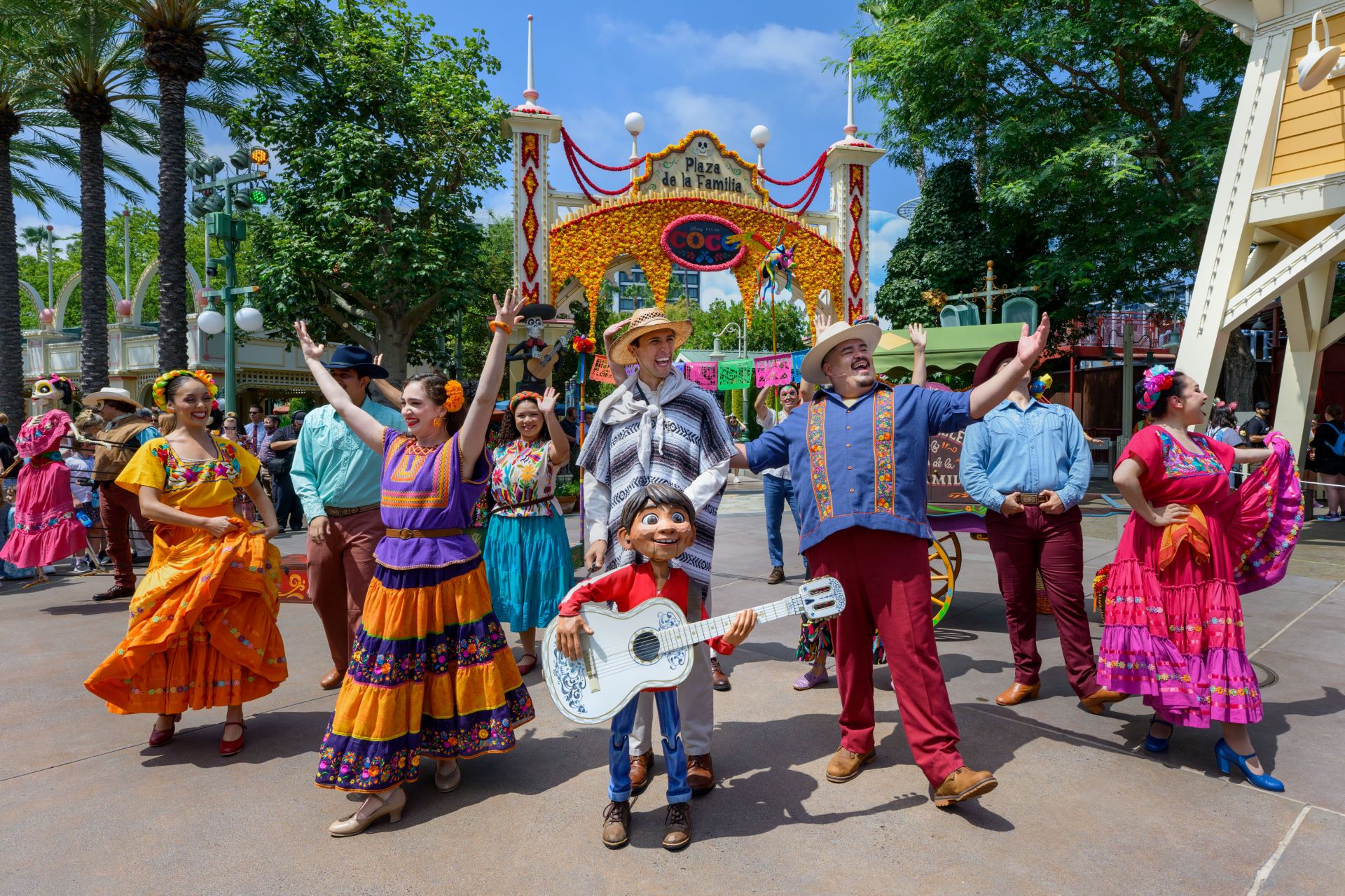 PlazadelaFamiliaCaliforniaAdventure2026 | The Main Street Mouse Plaza de la familia california adventure 2026