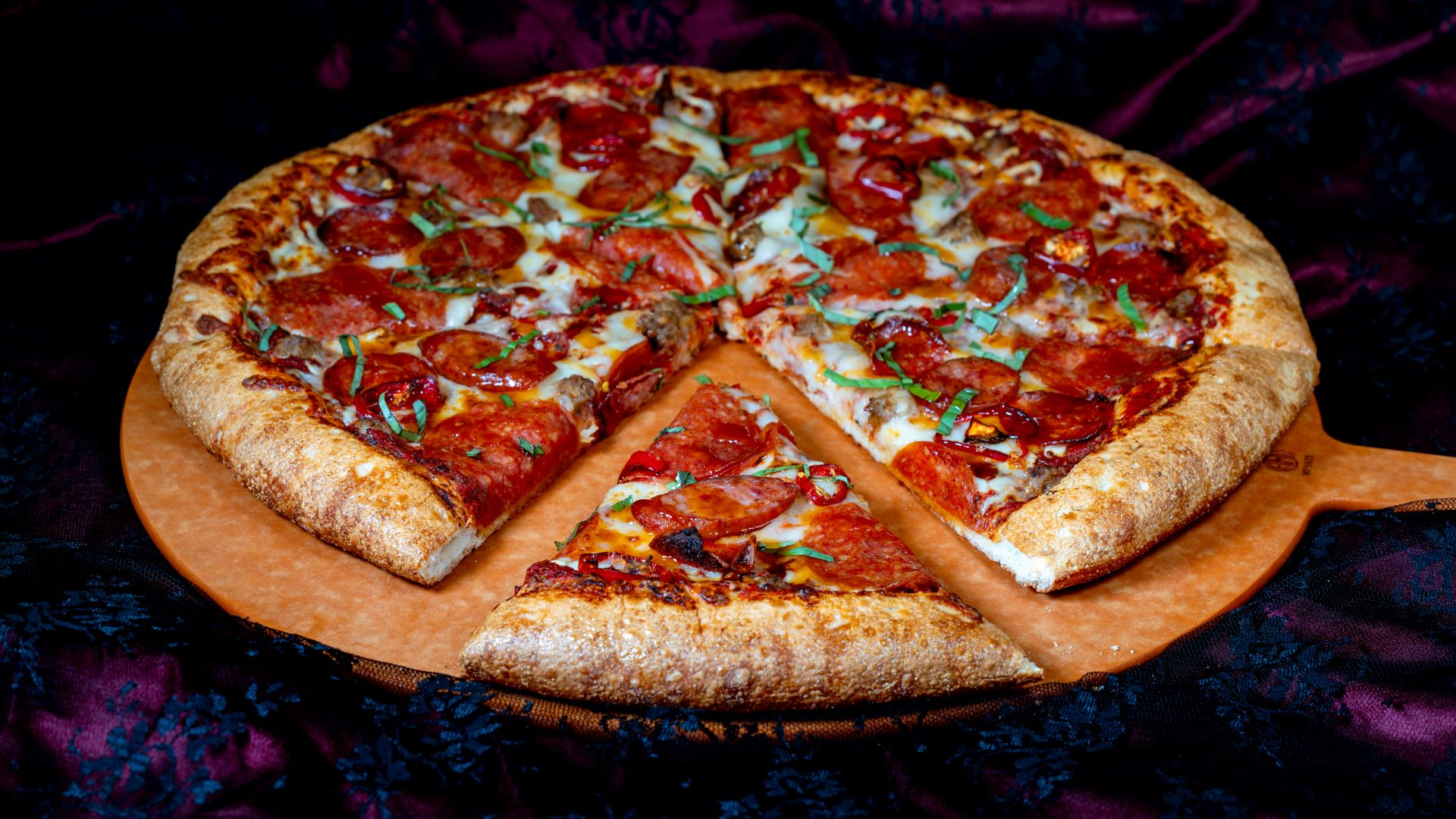 SweetandSpicedFourMeatPizzaatAlienPizzaPlanet | The Main Street Mouse Sweet and spiced four meat pizza at alien pizza planet