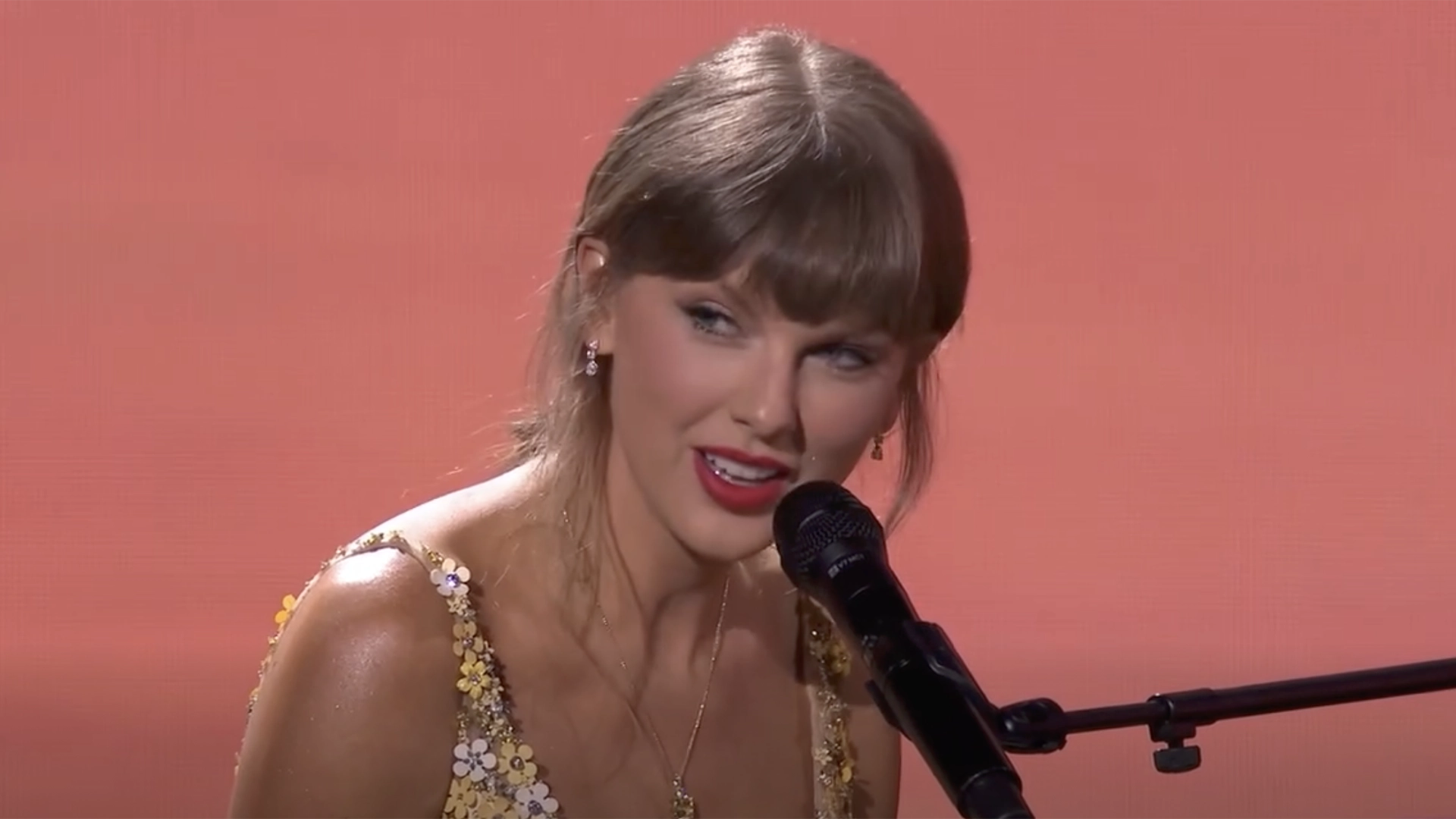 Taylor Swift and Randy Newman Perform youve Got a Friend in Me at Toy Story 5 Premiere