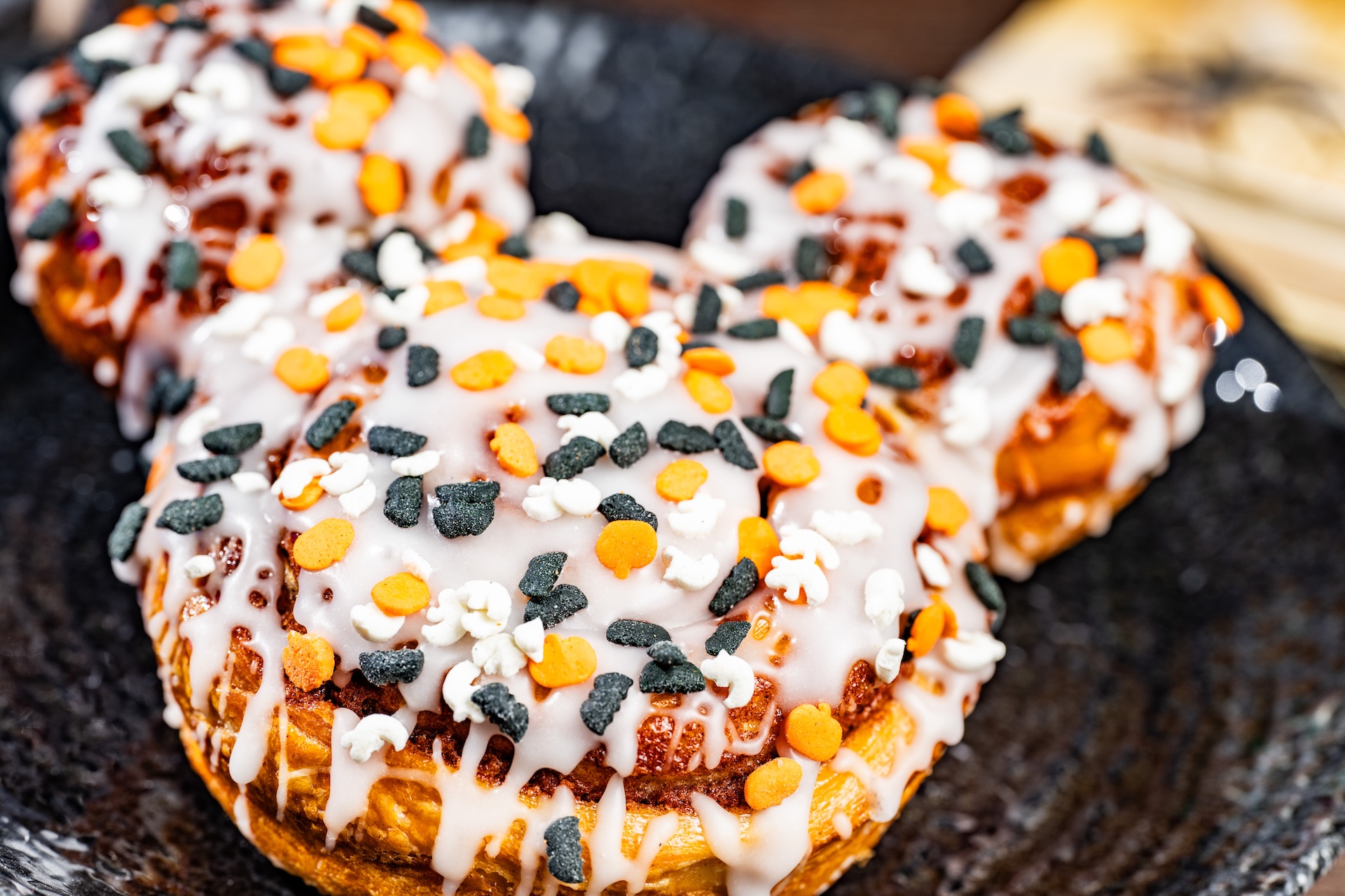 2026WDWMNSSHPFoodieGuideCinnamonRoll | The Main Street Mouse 2026 wdw mnsshp foodie guide cinnamonroll