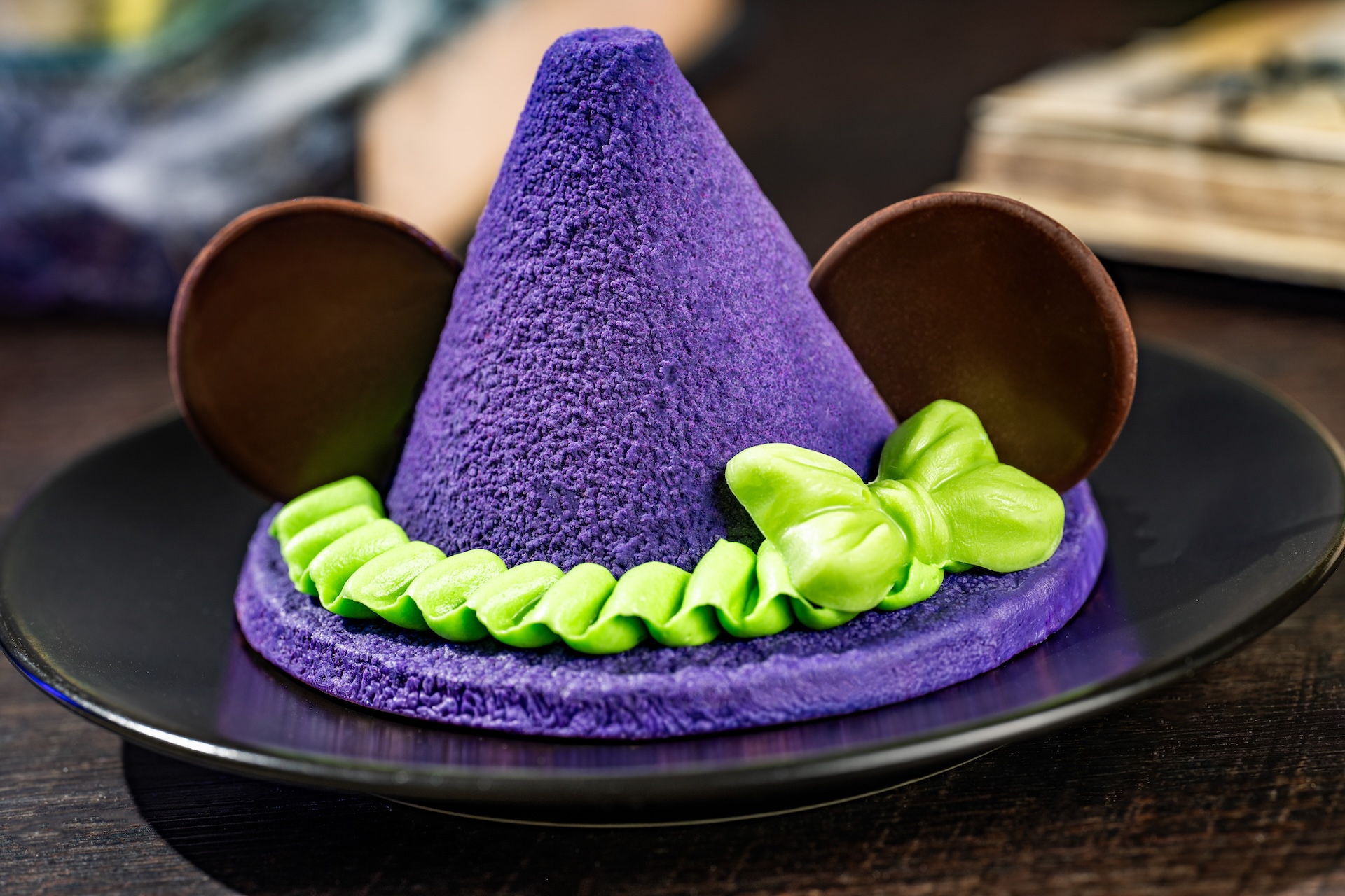 2026WDWMNSSHPFoodieGuideMinniWitchHat | The Main Street Mouse 2026 wdw mnsshp foodie guide minniwitchhat