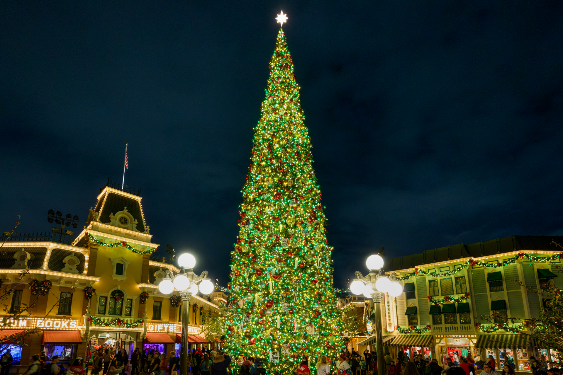 ChristmasTreeDisneyland | The Main Street Mouse Christmas tree disneyland