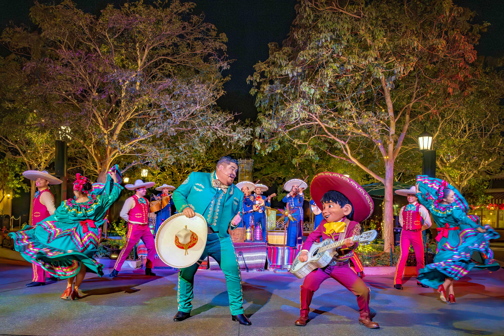 CocoHolidayShowatCaliforniaAdventure | The Main Street Mouse Coco holiday show at california adventure