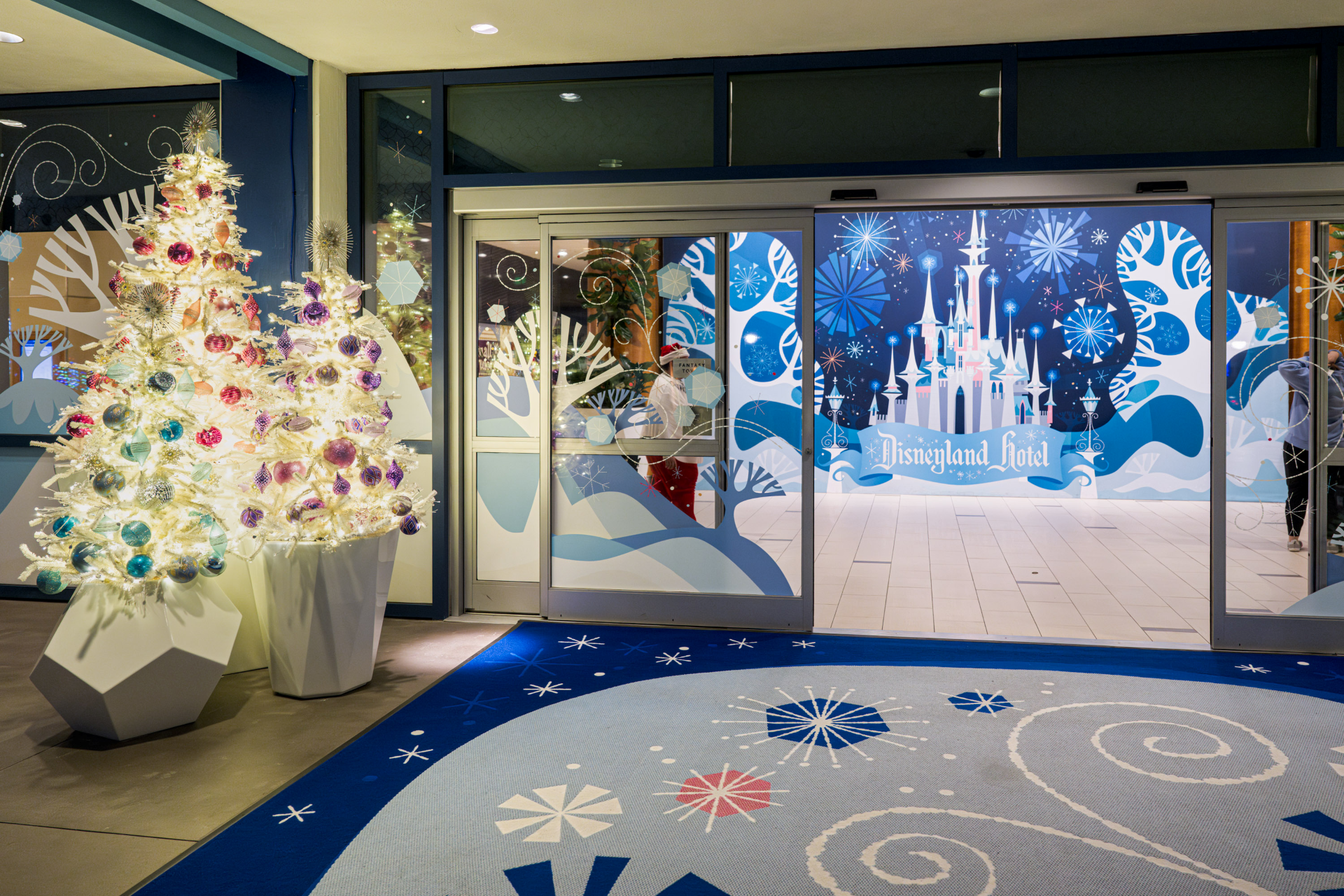 DisneylandHotelChristmasDecor | The Main Street Mouse Disneyland hotel christmas decor