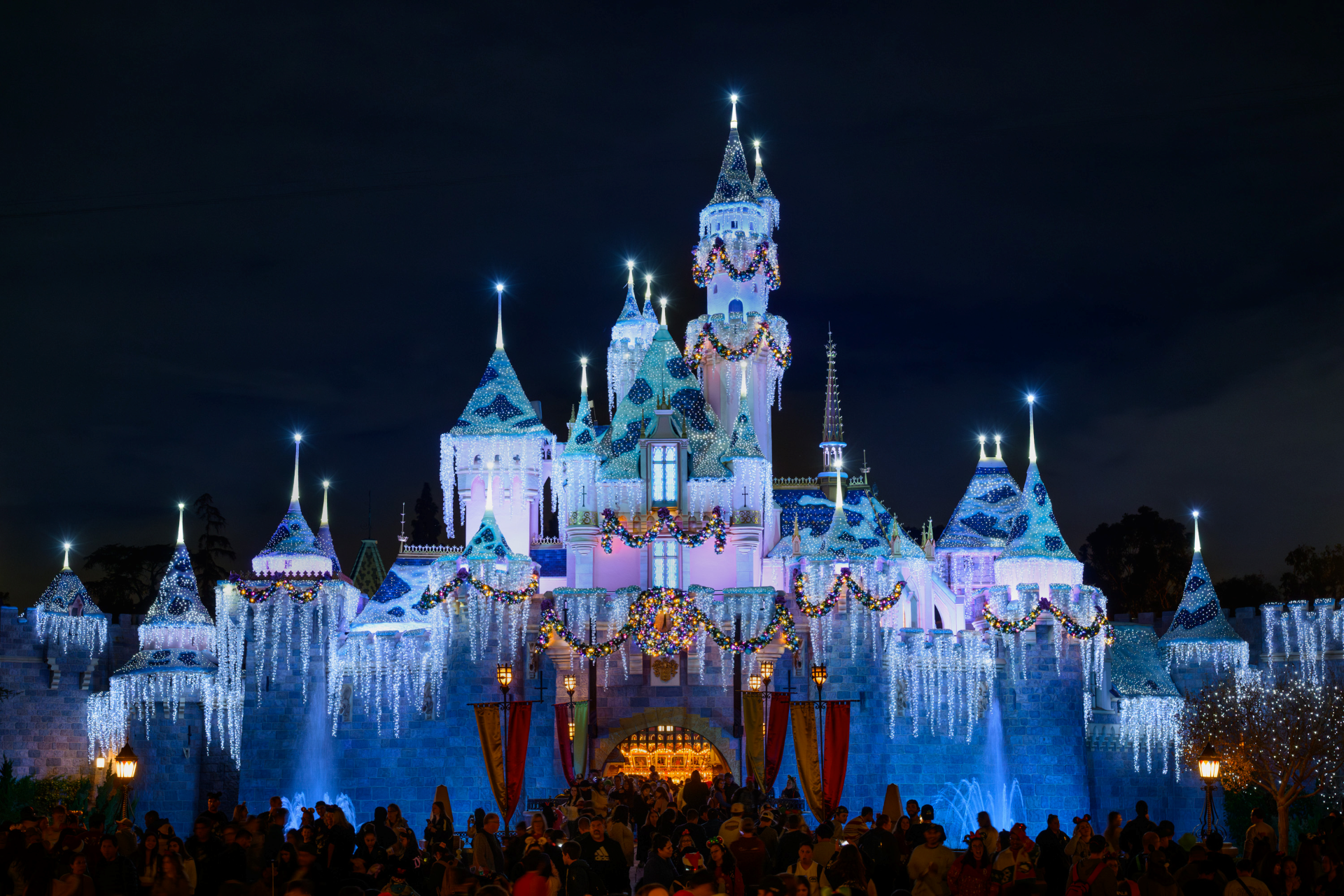 SleepingBeautyCastleDisneylandHolidays | The Main Street Mouse Sleeping beauty castle disneyland holidays