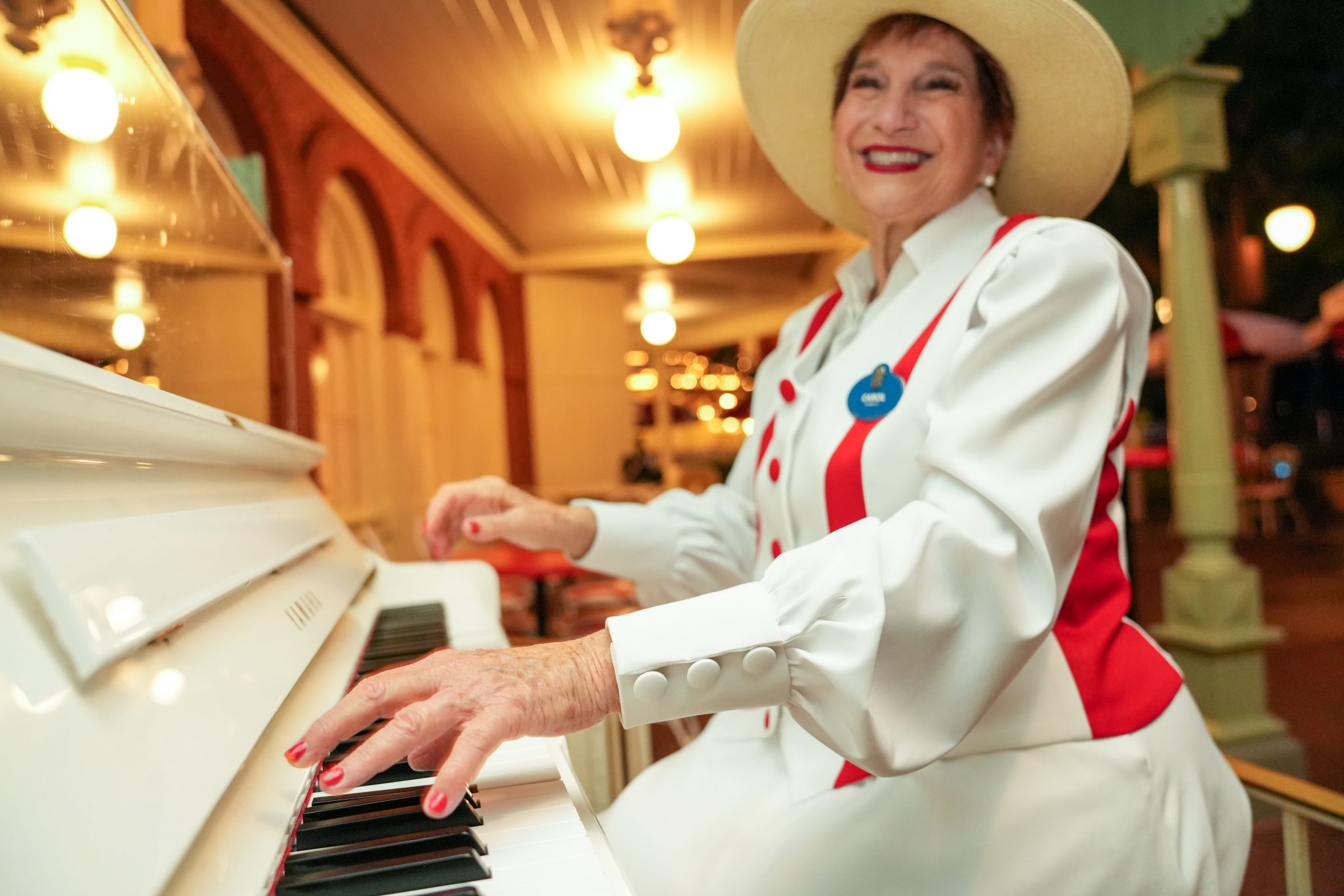 Carol Piano Player Caseys Corner1 | The Main Street Mouse Carol Piano Player Casey's Corner1