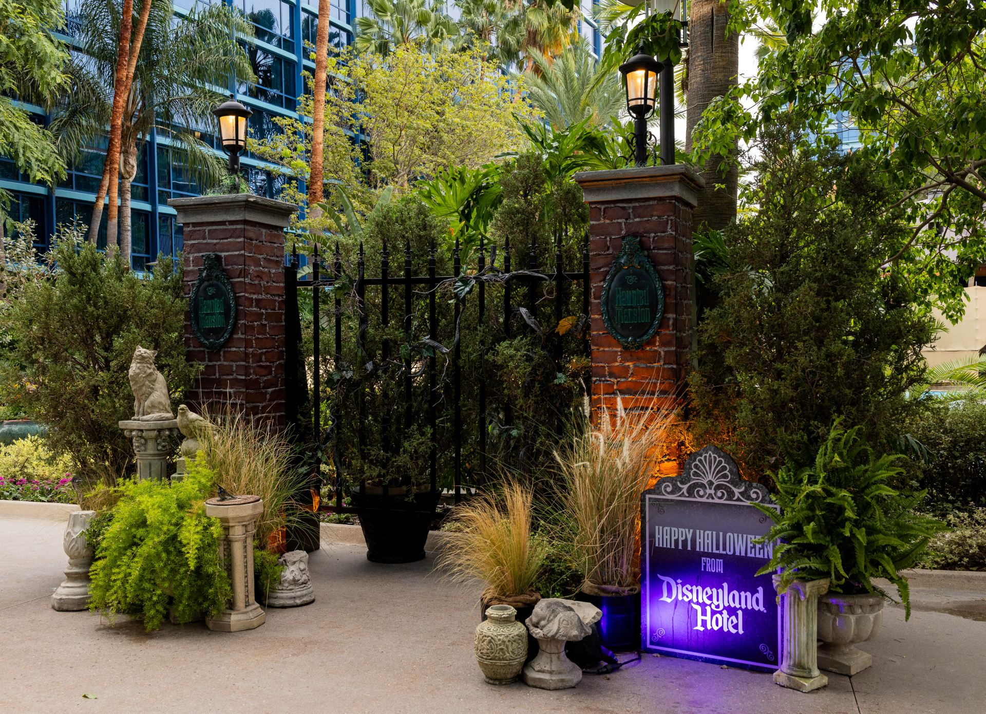 HauntedMansionDecorDisneylandHotel | The Main Street Mouse Haunted mansion decor disneyland hotel