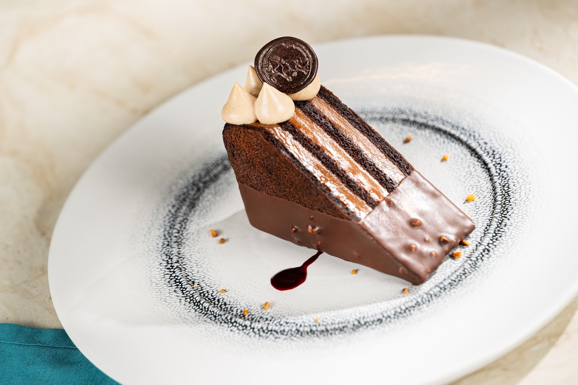 WDWSSTurfClubChocolateHazelnutCakeSTYLIZED0914260265HF | The Main Street Mouse Wdw ss turfclub chocolatehazelnutcake stylized 091426 0265 hf