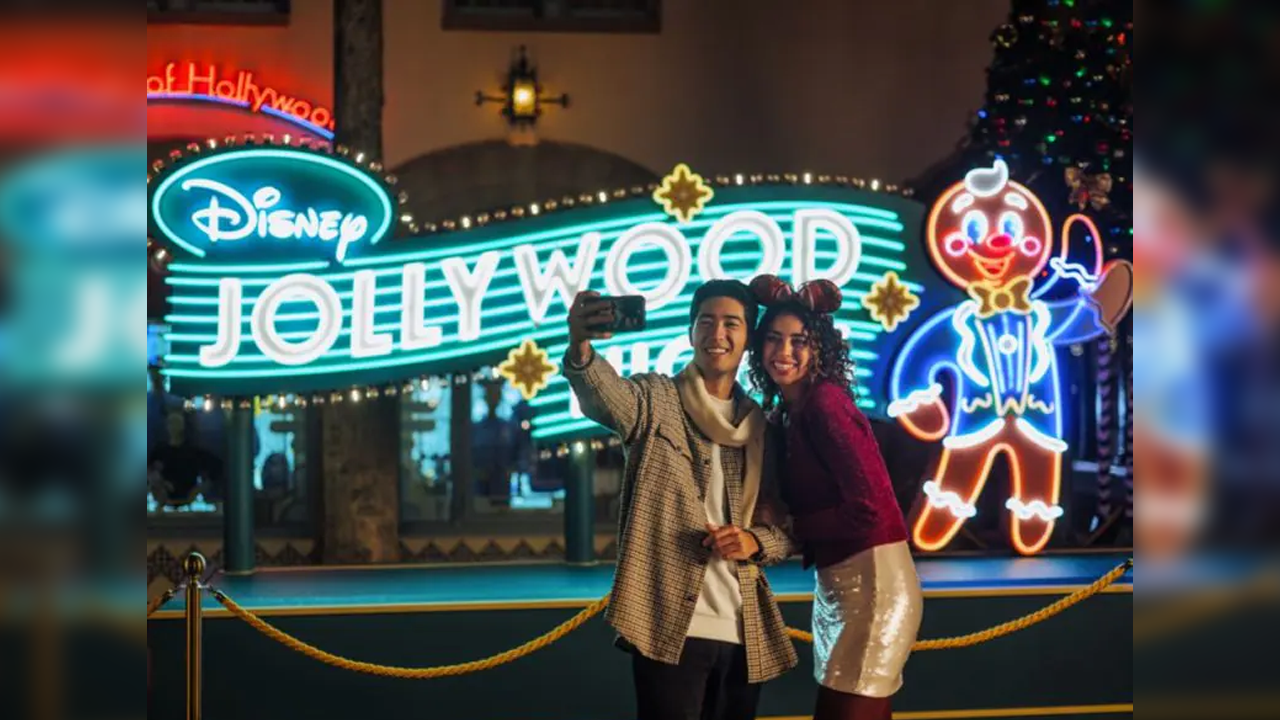 Disney Vacation Club Members Get a Free Holiday Keepsake and Hot Cocoa at Jollywood Nights 2026 | The Main Street Mouse Disney Jollywood Nights at Hollywood Studios Where Dvc Members Get a Free Holiday Keepsake and Hot Cocoa